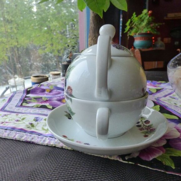 VTG FIELDER PORCELAIN TEAPOT AND CUP / SAUCER STACKED SET BERRY & FLORAL DESIGN - Picture 2 of 15